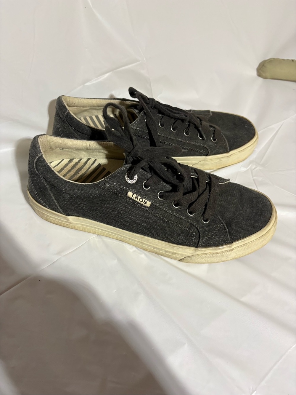 Taos Footwear Women's Black/gray Canvas Low-Top Sneakers with Cream Sole